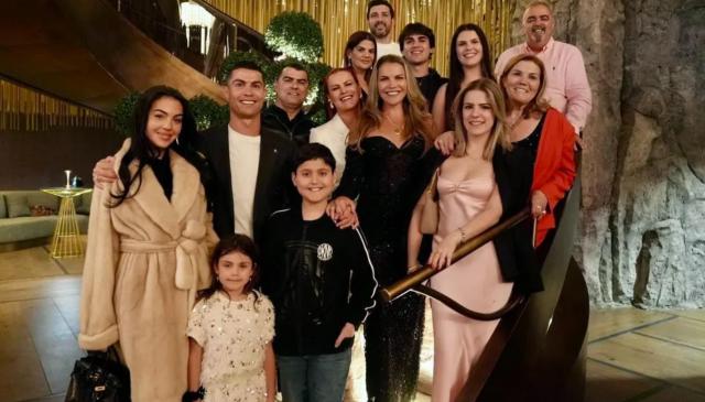 体育视频直播-与妈妈共舞 波多黎各歌手唱生日歌 C罗奢华庆生